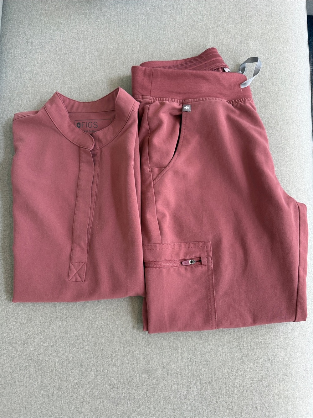 Figs Women's mauve scrub set, top (S) / pants (petite S)